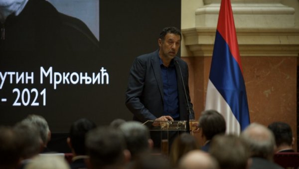 ЗАХВАЉУЈУЋИ ЊЕМУ УСПЕЛИ СМО ДА УСВОЈИМО ЋЕРКУ Владе Дивац одржао потресан говор о Мрки: Никада му то нећу заборавити (ФОТО) ЗАХВАЉУЈУЋИ ЊЕМУ УСПЕЛИ СМО ДА УСВОЈИМО ЋЕРКУ Владе Дивац одржао потресан говор о Мрки: Никада му то нећу заборавити (ФОТО)