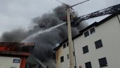 POŽAR U ROBNOJ KUĆI U OBRENOVCU: Vatra kulja, naređena evakuacija zaposlenih (VIDEO) POŽAR U ROBNOJ KUĆI U OBRENOVCU: Vatra kulja, naređena evakuacija zaposlenih (VIDEO)