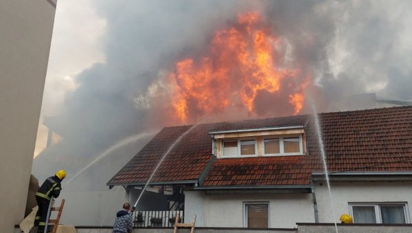 ПРВЕ ФОТОГРАФИЈЕ ПОЖАРА У ОБРЕНОВЦУ: Букти кинеска робна кућа - на лицу места ватрогасци и полиција (ФОТО/ВИДЕО) ПРВЕ ФОТОГРАФИЈЕ ПОЖАРА У ОБРЕНОВЦУ: Букти кинеска робна кућа - на лицу места ватрогасци и полиција (ФОТО/ВИДЕО)