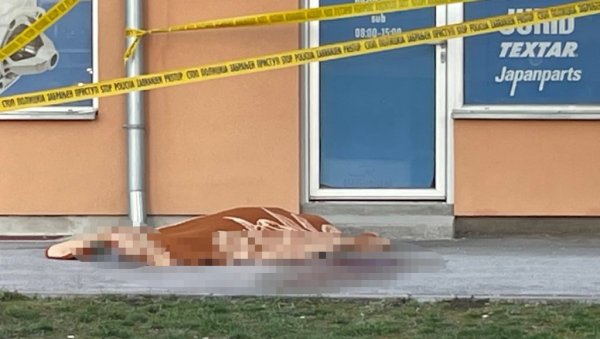 (УЗНЕМИРУЈУЋЕ ФОТОГРАФИЈЕ) МАЈКА ПОГИНУЛОГ БОРЦА СКОЧИЛА СА ЗГРАДЕ: Тело лежи на асфалту прекривено ћебетом (УЗНЕМИРУЈУЋЕ ФОТОГРАФИЈЕ) МАЈКА ПОГИНУЛОГ БОРЦА СКОЧИЛА СА ЗГРАДЕ: Тело лежи на асфалту прекривено ћебетом
