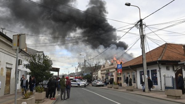 ГОВОРИО ЈЕ – САМО ВАЛЕНТИНА НИЈЕ ИЗАШЛА: Муж раднице нестале у пожару наишао када је ватра почела да гута тржни центар у Обреновцу (ФОТО) ГОВОРИО ЈЕ – САМО ВАЛЕНТИНА НИЈЕ ИЗАШЛА: Муж раднице нестале у пожару наишао када је ватра почела да гута тржни центар у Обреновцу (ФОТО)