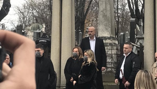 АНА БЕКУТА СЛОМЉЕНА ОД ТУГЕ И БОЛА: Стигла на гробље да се опрости од Мрке - унуци се не одвајају од ње (ФОТО) АНА БЕКУТА СЛОМЉЕНА ОД ТУГЕ И БОЛА: Стигла на гробље да се опрости од Мрке - унуци се не одвајају од ње (ФОТО)