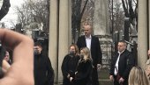 АНА БЕКУТА СЛОМЉЕНА ОД ТУГЕ И БОЛА: Стигла на гробље да се опрости од Мрке - унуци се не одвајају од ње (ФОТО)