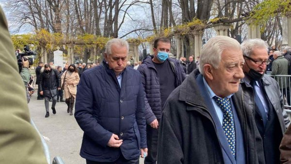 ТОМА НИКОЛИЋ ПЛАЧЕ НА МРКИНОЈ САХРАНИ: Бивши председник Србије стигао да ода последњу почаст Милутину Мркоњићу (ФОТО) ТОМА НИКОЛИЋ ПЛАЧЕ НА МРКИНОЈ САХРАНИ: Бивши председник Србије стигао да ода последњу почаст Милутину Мркоњићу (ФОТО)