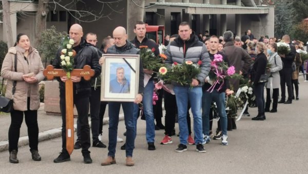 МАЈКА, СУПРУГА И БРАЋА НЕМИ У БОЛУ ИЗА КОВЧЕГА: Сахрањен Миљан Јојић, радник фабрике ракета Едепро (ФОТО) МАЈКА, СУПРУГА И БРАЋА НЕМИ У БОЛУ ИЗА КОВЧЕГА: Сахрањен Миљан Јојић, радник фабрике ракета Едепро (ФОТО)
