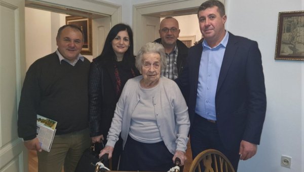 БИБЛИОТЕЦИ ПОКЛОНИЛА 200 КЊИГА: Ћерка пројектанта кеја на Власини чува везу са вароши коју је њен отац волео БИБЛИОТЕЦИ ПОКЛОНИЛА 200 КЊИГА: Ћерка пројектанта кеја на Власини чува везу са вароши коју је њен отац волео