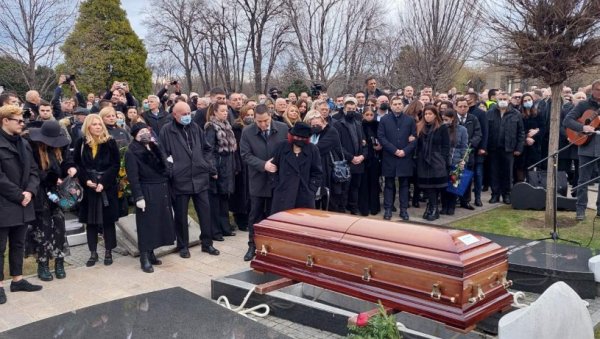АПЛАУЗ ЗА МРКУ: Пријатељи, партијске колеге и породица одали последњу почаст политичару (ВИДЕО) АПЛАУЗ ЗА МРКУ: Пријатељи, партијске колеге и породица одали последњу почаст политичару (ВИДЕО)