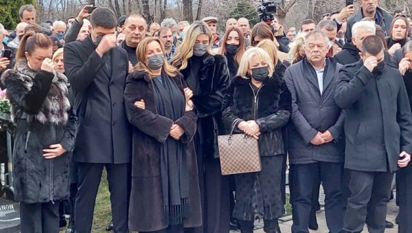 БЕКУТА СЛОМЉЕНА ОД ТУГЕ: Певачица плаче крај гроба - унуци је придржавају (ФОТО/ВИДЕО) БЕКУТА СЛОМЉЕНА ОД ТУГЕ: Певачица плаче крај гроба - унуци је придржавају (ФОТО/ВИДЕО)