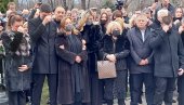БЕКУТА СЛОМЉЕНА ОД ТУГЕ: Певачица плаче крај гроба - унуци је придржавају (ФОТО/ВИДЕО) БЕКУТА СЛОМЉЕНА ОД ТУГЕ: Певачица плаче крај гроба - унуци је придржавају (ФОТО/ВИДЕО)