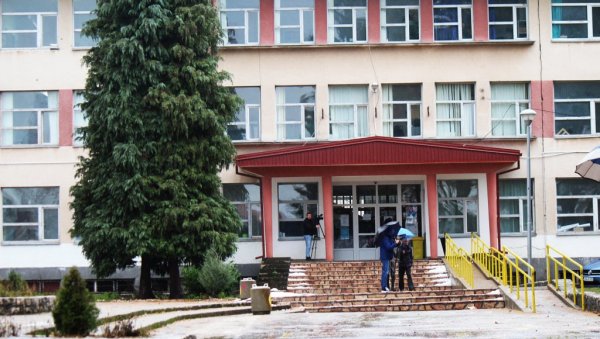 ВРШЊАЧКО НАСИЉЕ У НЕВЕСИЊУ ЗАПРЕПАСТИЛО ЈАВНОСТ: Након снимка шутирања ученика откривен још тежи случај ВРШЊАЧКО НАСИЉЕ У НЕВЕСИЊУ ЗАПРЕПАСТИЛО ЈАВНОСТ: Након снимка шутирања ученика откривен још тежи случај