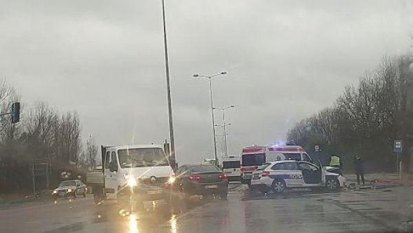 УДЕС НА ПАНЧЕВЦУ: Три особе повређене, у судару учествовало и полицијско возило (ВИДЕО) УДЕС НА ПАНЧЕВЦУ: Три особе повређене, у судару учествовало и полицијско возило (ВИДЕО)