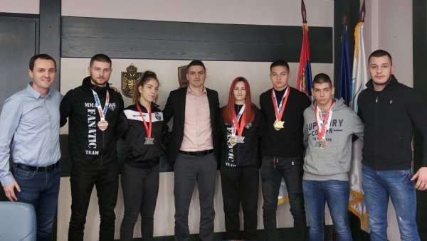 ГРАДОНАЧЕЛНИК СМЕДЕРЕВА ПРИМИО НАЈБОЉЕ СПОРТИСТЕ: Хвала вам што сте на најлепши начин приказали боје нашег града ГРАДОНАЧЕЛНИК СМЕДЕРЕВА ПРИМИО НАЈБОЉЕ СПОРТИСТЕ: Хвала вам што сте на најлепши начин приказали боје нашег града