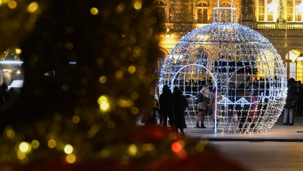 ЗИМСКА ФАНТАЗИЈА У НОВОМ САДУ: Град заблистао у најлепшем светлу, окићен у празничном духу ЗИМСКА ФАНТАЗИЈА У НОВОМ САДУ: Град заблистао у најлепшем светлу, окићен у празничном духу