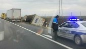 САОБРАЋАЈНА НЕСРЕЋА НА АУТО- ПУТУ: Преврнуо се камион код Фекетића ка Суботици (ФОТО) САОБРАЋАЈНА НЕСРЕЋА НА АУТО- ПУТУ: Преврнуо се камион код Фекетића ка Суботици (ФОТО)