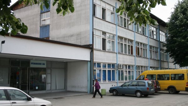 ДРАМА ИСПРЕД СРЕДЊОШКОЛСКОГ ДОМА: Ухапшен мушкарац с два ножа ДРАМА ИСПРЕД СРЕДЊОШКОЛСКОГ ДОМА: Ухапшен мушкарац с два ножа