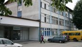 ДРАМА ИСПРЕД СРЕДЊОШКОЛСКОГ ДОМА: Ухапшен мушкарац с два ножа ДРАМА ИСПРЕД СРЕДЊОШКОЛСКОГ ДОМА: Ухапшен мушкарац с два ножа
