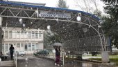 U ĆUPRIJI PAO PRVI SNEG: Sneg se zadržava na trotoarima i zelenim površinama, a topi se na kolovozu