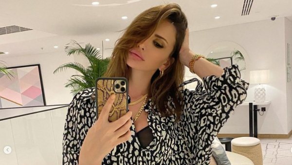 ЕМИНА ЈАХОВИЋ ОБЈАВИЛА ЕМОТИВНУ ФОТОГРАФИЈУ: Честитала мајци рођендан, па открила свој надимак (ФОТО) ЕМИНА ЈАХОВИЋ ОБЈАВИЛА ЕМОТИВНУ ФОТОГРАФИЈУ: Честитала мајци рођендан, па открила свој надимак (ФОТО)