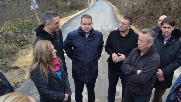 САНИРАНО КЛИЗИШТЕ,АСФАЛТИРАН ПУТ: Сређивање проблематичне деонице код Крушевца САНИРАНО КЛИЗИШТЕ,АСФАЛТИРАН ПУТ: Сређивање проблематичне деонице код Крушевца
