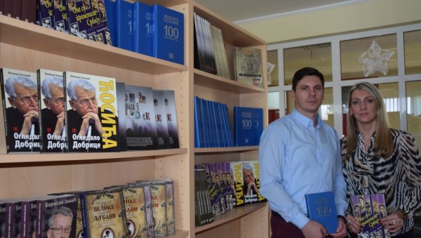 ЂАЦИМА ДАРОВАЛИ 1.000 КЊИГА: Новости прве поклониле вредне наслове својих издања средњој школи у Лапову ЂАЦИМА ДАРОВАЛИ 1.000 КЊИГА: Новости прве поклониле вредне наслове својих издања средњој школи у Лапову