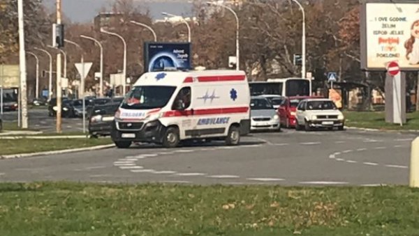 ПРВЕ СЛИКЕ САОБРАЋАЈНЕ НЕСРЕЋЕ КОД УШЋА: Тешко повређени младић (24) хитно превезен у Ургентни (ФОТО) ПРВЕ СЛИКЕ САОБРАЋАЈНЕ НЕСРЕЋЕ КОД УШЋА: Тешко повређени младић (24) хитно превезен у Ургентни (ФОТО)