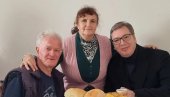 ВУЧИЋ ПОСЕТИО ПОРОДИЦУ РОСИЋ: Срдачан дочек за председника у Горњим Недељицама (ФОТО) ВУЧИЋ ПОСЕТИО ПОРОДИЦУ РОСИЋ: Срдачан дочек за председника у Горњим Недељицама (ФОТО)