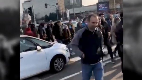 ПОЧЕЛО МАЛТРЕТИРАЊЕ БЕОГРАЂАНА: Симпатизери опозиције блокирали Бранков мост, Газелу и ауто-пут ПОЧЕЛО МАЛТРЕТИРАЊЕ БЕОГРАЂАНА: Симпатизери опозиције блокирали Бранков мост, Газелу и ауто-пут