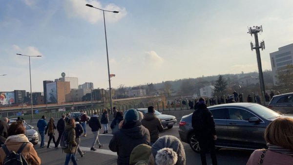 ПОЛИЦИЈА НЕ МОЖЕ ДА БЛОКИРА АУТО -ПУТ Вучић о демонстрантима: Немају право да заустављају грађане! ПОЛИЦИЈА НЕ МОЖЕ ДА БЛОКИРА АУТО -ПУТ Вучић о демонстрантима: Немају право да заустављају грађане!