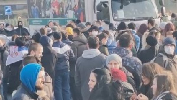 ДЕМОНСТРАНТИ МАЛТРЕТИРАЈУ ГРАЂАНЕ: Не дају им да прођу, дошло до кошкања (ВИДЕО) ДЕМОНСТРАНТИ МАЛТРЕТИРАЈУ ГРАЂАНЕ: Не дају им да прођу, дошло до кошкања (ВИДЕО)