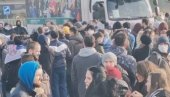 DEMONSTRANTI MALTRETIRAJU GRAĐANE: Ne daju im da prođu, došlo do koškanja (VIDEO) DEMONSTRANTI MALTRETIRAJU GRAĐANE: Ne daju im da prođu, došlo do koškanja (VIDEO)