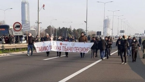 ТРАНСПАРЕНТ ПРОТИВ ЂИЛАСА? Порука са блокаде која може бити упућена само њему (ФОТО) ТРАНСПАРЕНТ ПРОТИВ ЂИЛАСА? Порука са блокаде која може бити упућена само њему (ФОТО)