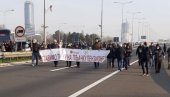 ТРАНСПАРЕНТ ПРОТИВ ЂИЛАСА? Порука са блокаде која може бити упућена само њему (ФОТО) ТРАНСПАРЕНТ ПРОТИВ ЂИЛАСА? Порука са блокаде која може бити упућена само њему (ФОТО)