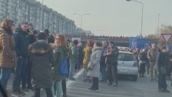 ЧОВЕК СНИМИО ВИДЕО ИЗ АУТОМОБИЛА: Ево како заправо изгледа блокада (ВИДЕО) ЧОВЕК СНИМИО ВИДЕО ИЗ АУТОМОБИЛА: Ево како заправо изгледа блокада (ВИДЕО)