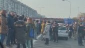 ČOVEK SNIMIO VIDEO IZ AUTOMOBILA: Evo kako zapravo izgleda blokada (VIDEO) ČOVEK SNIMIO VIDEO IZ AUTOMOBILA: Evo kako zapravo izgleda blokada (VIDEO)