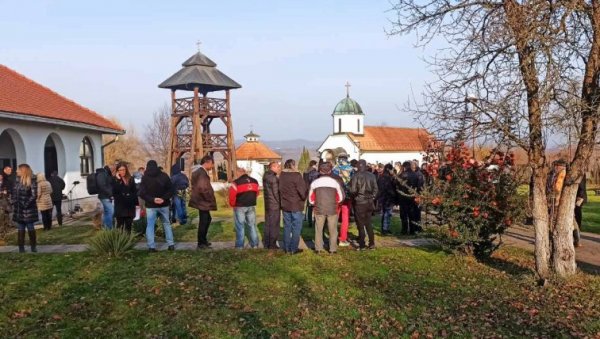 МЕШТАНИ ЧЕКАЈУ ВУЧИЋА: Све више људи у порти цркве у Горњим Недељицама МЕШТАНИ ЧЕКАЈУ ВУЧИЋА: Све више људи у порти цркве у Горњим Недељицама