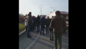 БЛОКИРАНО ВОЗИЛО ХИТНЕ ПОМОЋИ: Због незаконите блокаде на удару и болесни! (ВИДЕО) БЛОКИРАНО ВОЗИЛО ХИТНЕ ПОМОЋИ: Због незаконите блокаде на удару и болесни! (ВИДЕО)