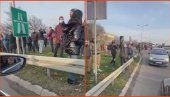 ТРУДНИЦА У КОЛИМА ЗАРОБЉЕНА У БЛОКАДИ: Молим вас дајте нам да прођемо! (ВИДЕО) ТРУДНИЦА У КОЛИМА ЗАРОБЉЕНА У БЛОКАДИ: Молим вас дајте нам да прођемо! (ВИДЕО)