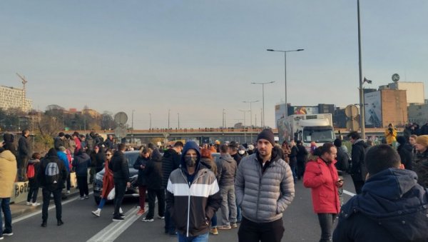 ВУЧИЋ О ПРОТЕСТИМА: Заузимање путева наноси велику штету нашој земљи ВУЧИЋ О ПРОТЕСТИМА: Заузимање путева наноси велику штету нашој земљи