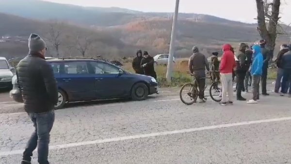 БЛОКАДА У КУРШУМЛИЈИ: Кренуо на сахрану, моли да га пусте али не дају (ВИДЕО) БЛОКАДА У КУРШУМЛИЈИ: Кренуо на сахрану, моли да га пусте али не дају (ВИДЕО)