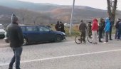 БЛОКАДА У КУРШУМЛИЈИ: Кренуо на сахрану, моли да га пусте али не дају (ВИДЕО) БЛОКАДА У КУРШУМЛИЈИ: Кренуо на сахрану, моли да га пусте али не дају (ВИДЕО)