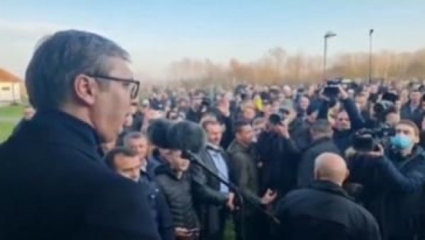 ПРЕДСЕДНИК ДОЧЕКАН АПЛАУЗОМ: Вучић дошао да разговара са грађанима Горње Недељице (ВИДЕО) ПРЕДСЕДНИК ДОЧЕКАН АПЛАУЗОМ: Вучић дошао да разговара са грађанима Горње Недељице (ВИДЕО)