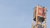 УГРОЖАВАЈУ И СВОЈЕ ЖИВОТЕ: Демонстрант се попео на торањ поред Сава Центра (ВИДЕО) УГРОЖАВАЈУ И СВОЈЕ ЖИВОТЕ: Демонстрант се попео на торањ поред Сава Центра (ВИДЕО)