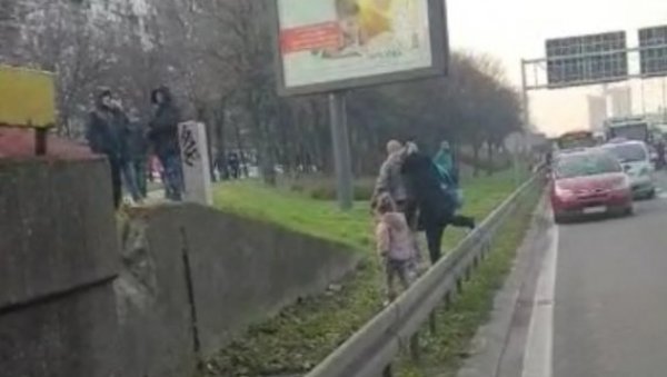 СРАМНА СЦЕНА СА БЛОКАДА: Морали дете и бебу да воде пешице због демонстраната! (ВИДЕО) СРАМНА СЦЕНА СА БЛОКАДА: Морали дете и бебу да воде пешице због демонстраната! (ВИДЕО)