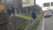 СРАМНА СЦЕНА СА БЛОКАДА: Морали дете и бебу да воде пешице због демонстраната! (ВИДЕО) СРАМНА СЦЕНА СА БЛОКАДА: Морали дете и бебу да воде пешице због демонстраната! (ВИДЕО)