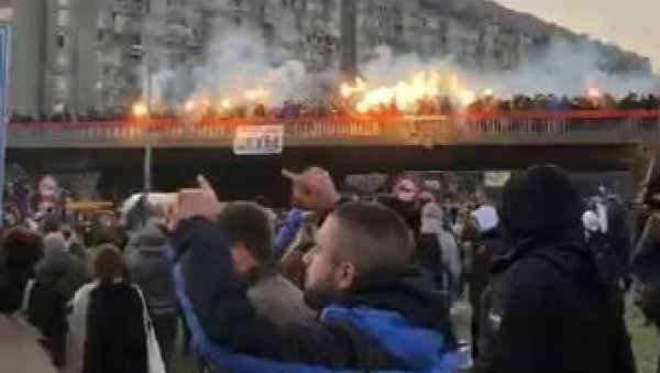 ЕКОЛОШКА БАКЉАДА ЗАДИМИЛА НОВИ БЕОГРАД: Хулигани праве хаос на блокади, вије се дим изнад тог дела града (ВИДЕО) ЕКОЛОШКА БАКЉАДА ЗАДИМИЛА НОВИ БЕОГРАД: Хулигани праве хаос на блокади, вије се дим изнад тог дела града (ВИДЕО)