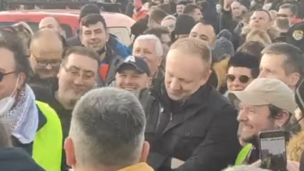 ДРАГАН ЂИЛАС ИЗВИЖДАН НА БЛОКАДАМА: Демонстранти му скандирали да је лопов! (ВИДЕО) ДРАГАН ЂИЛАС ИЗВИЖДАН НА БЛОКАДАМА: Демонстранти му скандирали да је лопов! (ВИДЕО)