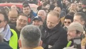 ДРАГАН ЂИЛАС ИЗВИЖДАН НА БЛОКАДАМА: Демонстранти му скандирали да је лопов! (ВИДЕО) ДРАГАН ЂИЛАС ИЗВИЖДАН НА БЛОКАДАМА: Демонстранти му скандирали да је лопов! (ВИДЕО)