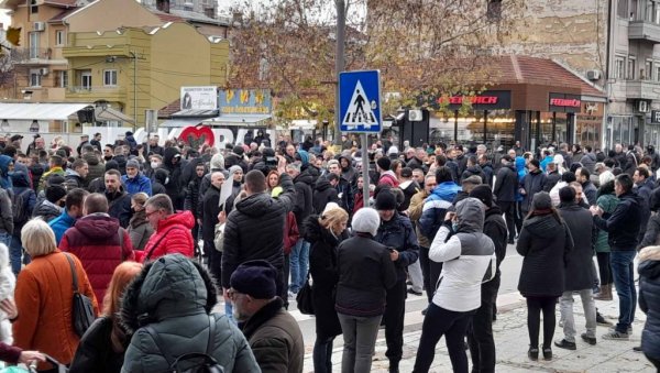 ПРОТЕСТИ СУ НАЈВЕЋИМ ДЕЛОМ ПОЛИТИЧКИ : Вучић поручио - Не критикујем људе које траже решења за чистији ваздух ПРОТЕСТИ СУ НАЈВЕЋИМ ДЕЛОМ ПОЛИТИЧКИ : Вучић поручио - Не критикујем људе које траже решења за чистији ваздух