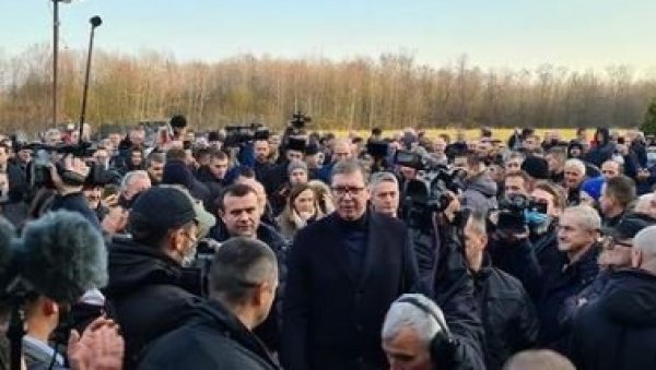 ЖЕЛИМ ДА ЧУЈЕМ ВАШЕ ПРОБЛЕМЕ, СВАКУ ВАШУ БРИГУ: Председник са народом у Горњим Недељицама (ФОТО) ЖЕЛИМ ДА ЧУЈЕМ ВАШЕ ПРОБЛЕМЕ, СВАКУ ВАШУ БРИГУ: Председник са народом у Горњим Недељицама (ФОТО)