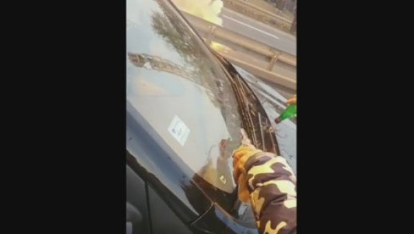 УНИШТАВАЈУ АУТОМОБИЛЕ: Немила сцена са блокада! (ВИДЕО) УНИШТАВАЈУ АУТОМОБИЛЕ: Немила сцена са блокада! (ВИДЕО)